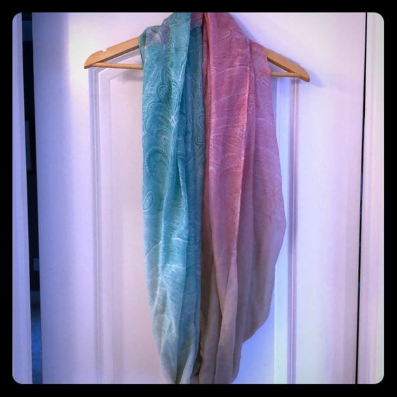 Circle scarf - Picture 1 of 3